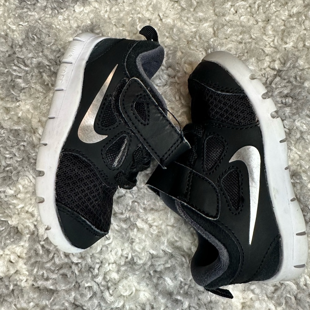 Black Nike toddler shoes